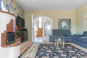 Exquisite Villa with Free Parking - suitable for groups up to 18p